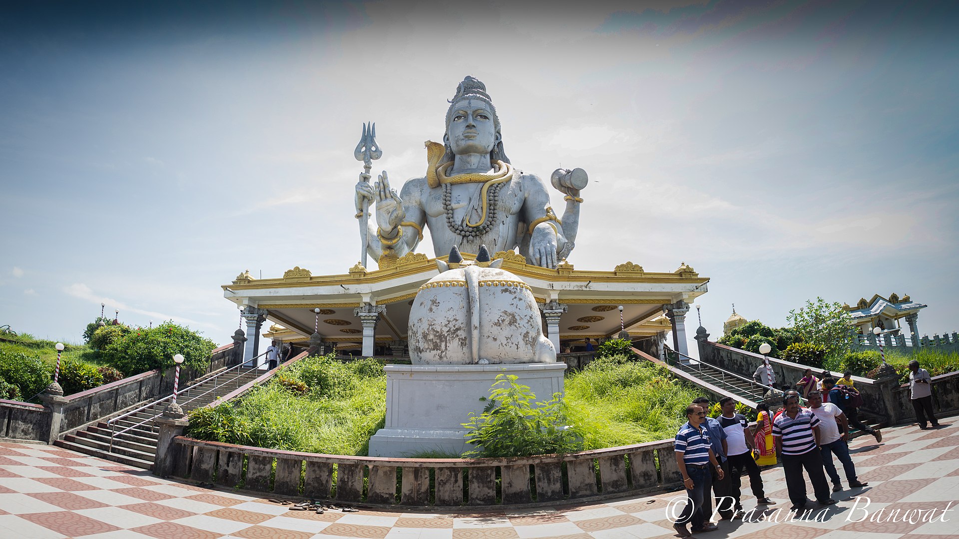 The 37-metre Shiva statue of Murudeshwar seated in padmasana against the sky